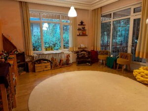 waldorf sınıfı: ahşap oyuncaklar, geniş boş alan, tekli koltuklar