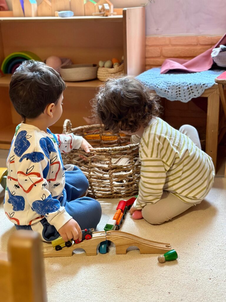 oyun grubunda oynayan çocuklar