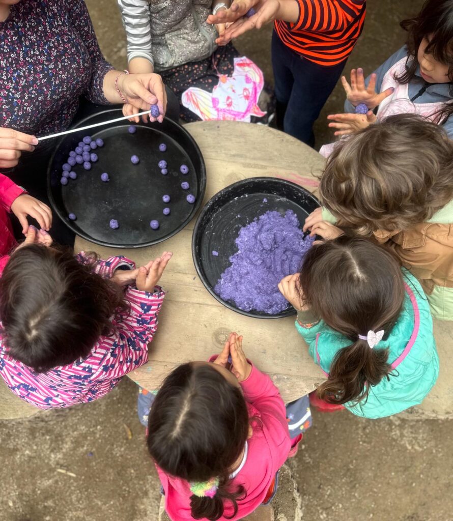 bahçede hamur topları yapan çocuklar